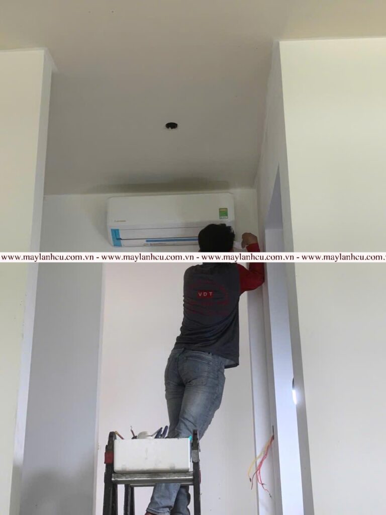 Máy Lạnh Cũ Daikin Được Lắp Treo Tường